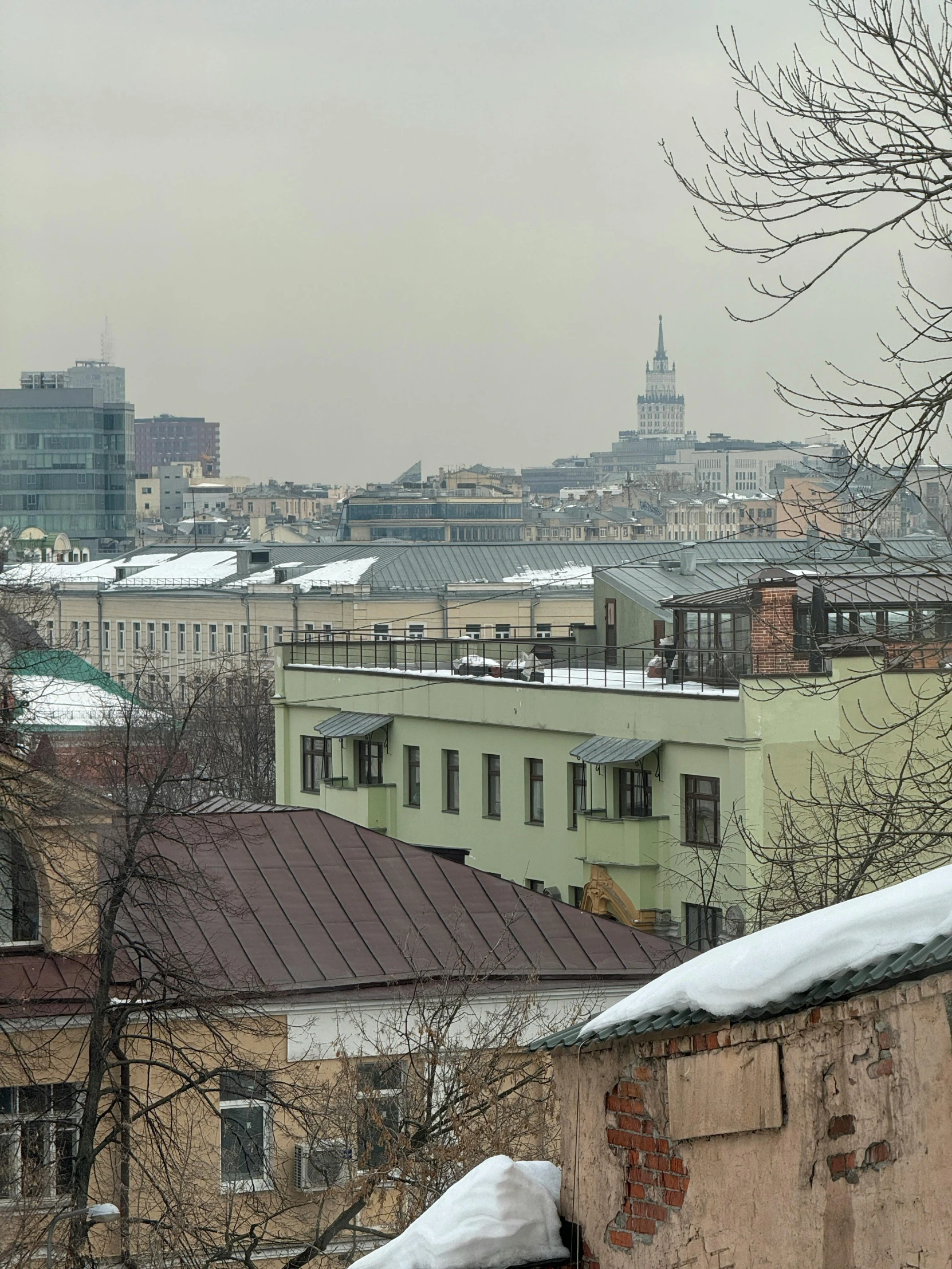 there are snow on the roofs of buildings