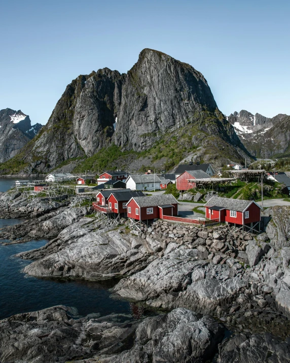 there are many houses on the rocks of this ocean front village