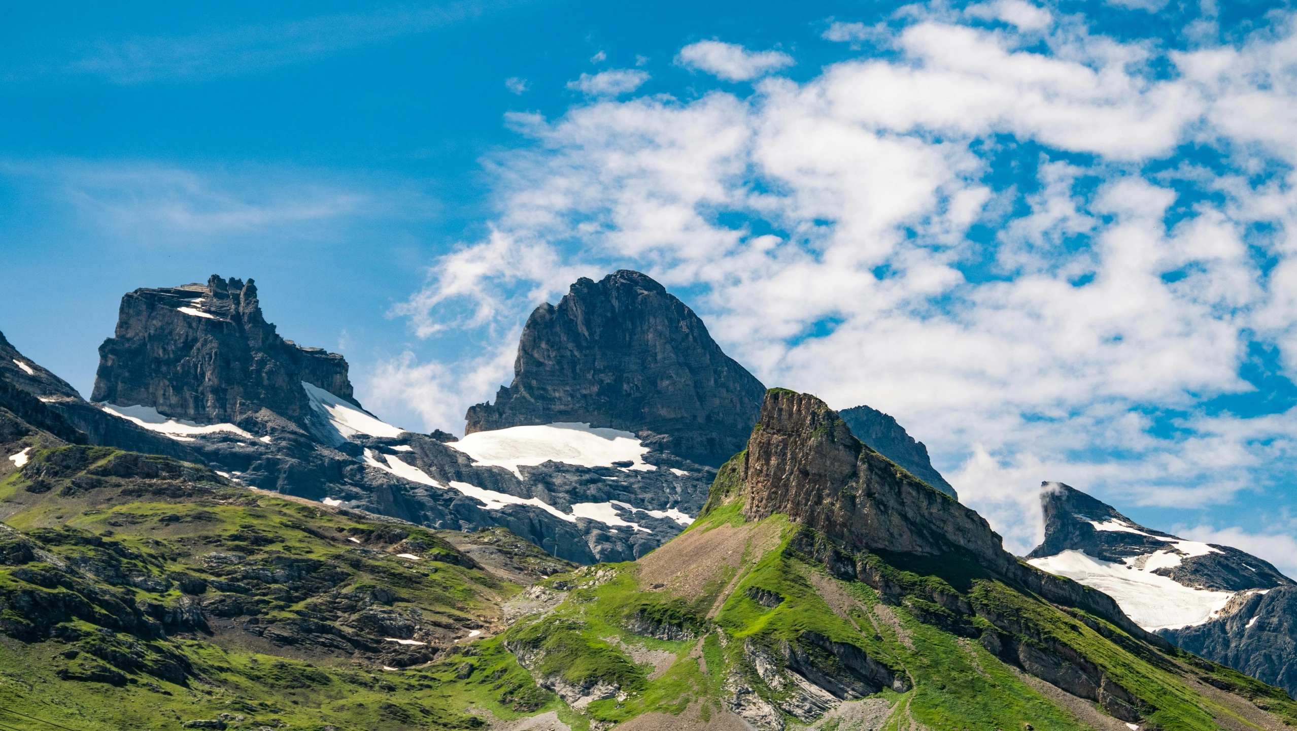 a very large mountain that has some snow on it