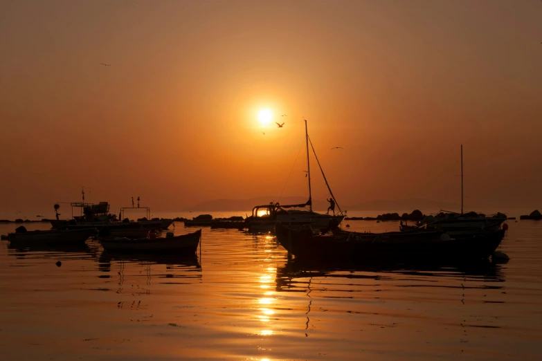 there are many boats that can be seen on this water