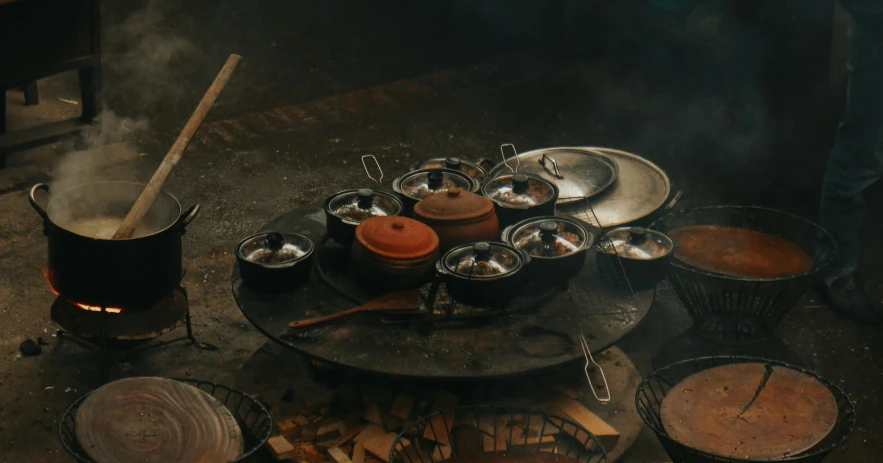 a group of pans that are sitting on top of a table