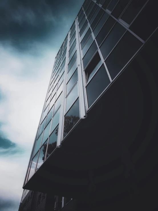 the top part of a tall glass building