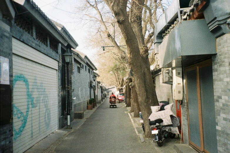 an alley way in the city is narrow