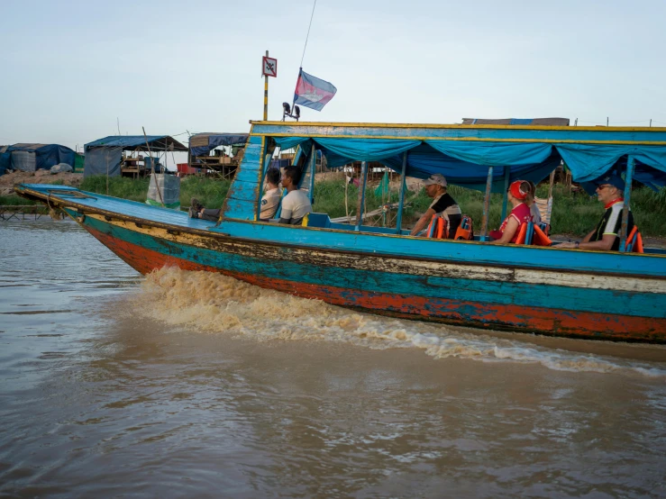 some people on a boat that is traveling in the water