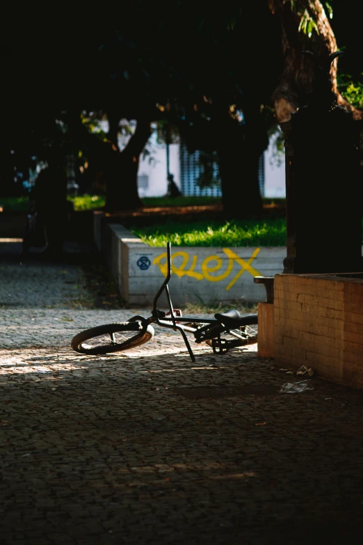 a bike is leaning against a wall on the ground