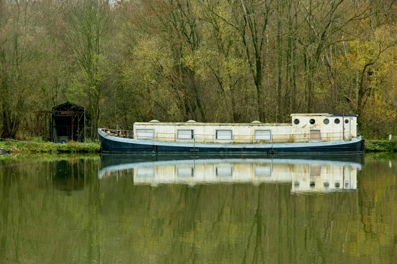 a boat is anchored on the water in a lake