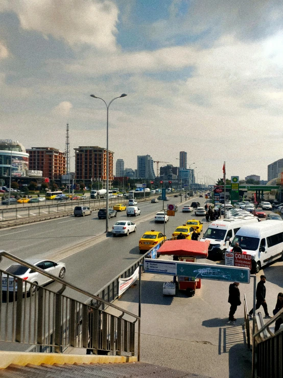 people in cars and buses are stopped on a busy street