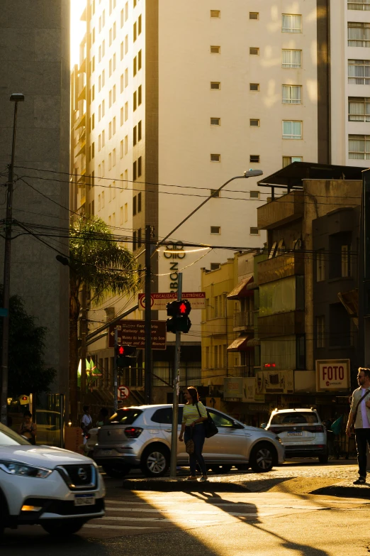 traffic is stopped at an intersection in the city