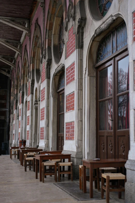 a row of benches sitting in front of a building