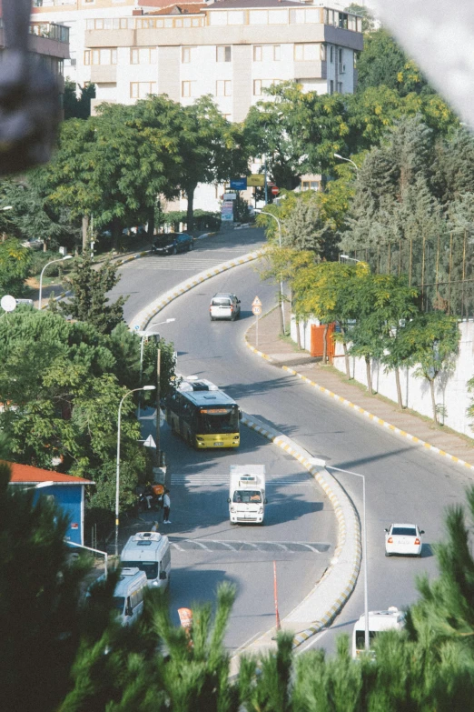 traffic is stopped on a curvy street near a building