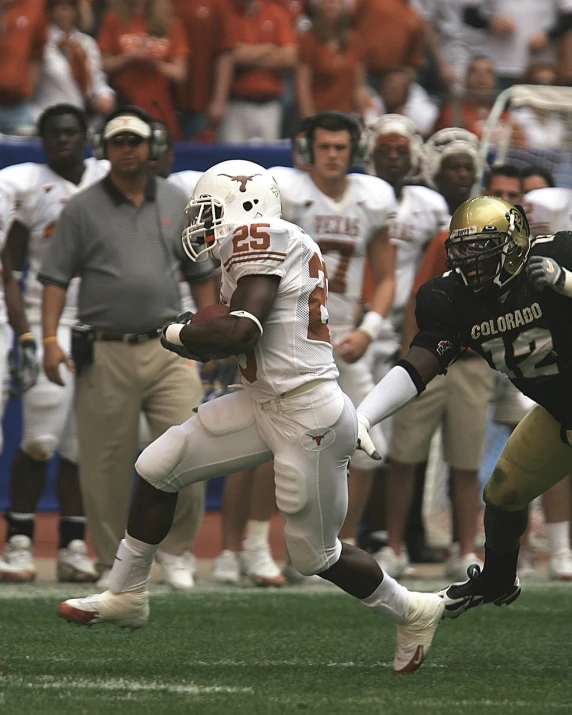 a football player is running with the ball, by Robert Childress, flickr, horns!, photograph credit: ap, 2005 blog, texas