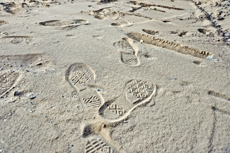 a couple of footprints that are in the sand, graffiti, fotografia, lowres, portait photo, tourist photo