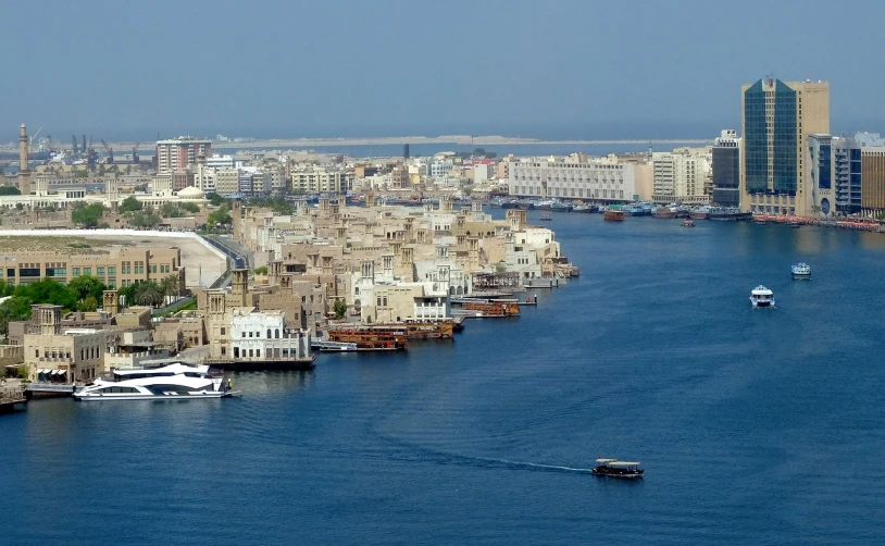 a large body of water filled with lots of boats, dau-al-set, tanned ameera al taweel, surrounding the city, wikipedia, male