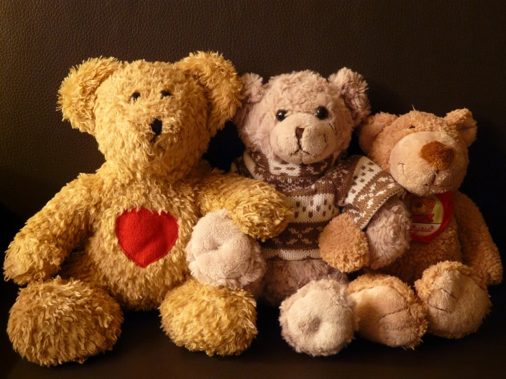 a group of teddy bears sitting next to each other, a picture, by Maksimilijan Vanka, romanticism, warm, trio, softplay, hearts