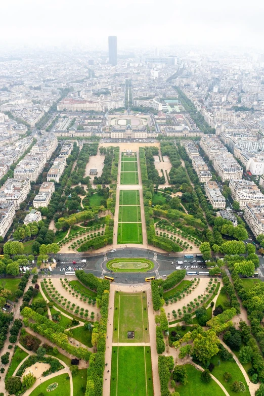 a view of the eiffel tower from the top of the eiffel tower, royal garden background, avenue, usa-sep 20, fotografia