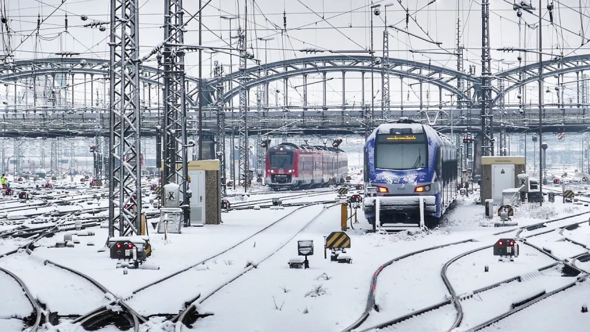 a couple of trains that are sitting in the snow, by Werner Gutzeit, flickr, terminal, austro - hungarian, 1128x191 resolution, afp