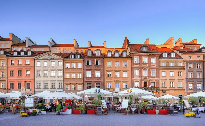 a city square filled with lots of tables and umbrellas, a photo, by Walenty Wańkowicz, shutterstock, renaissance, sky line, slight glow, tall terrace, low ultrawide shot