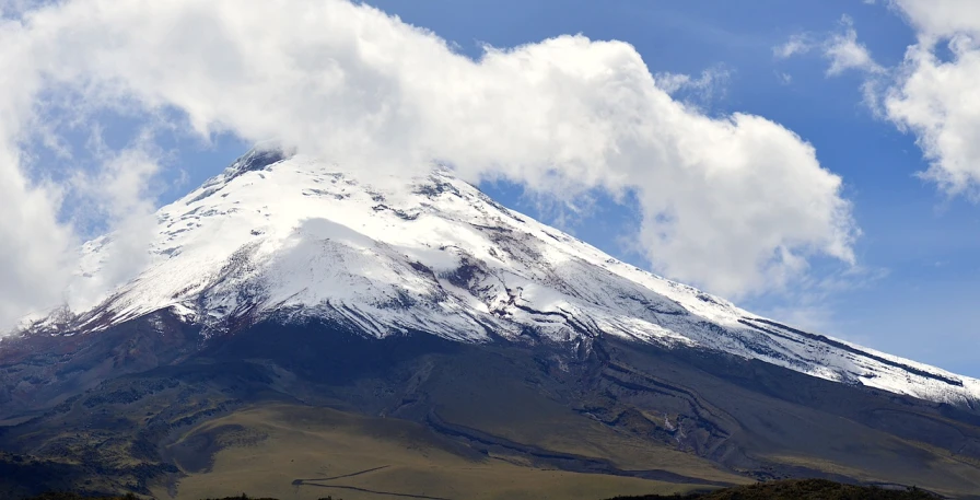 a mountain covered in snow on a sunny day, flickr, quito school, banner, eruption, wikimedia commons, bottom - view