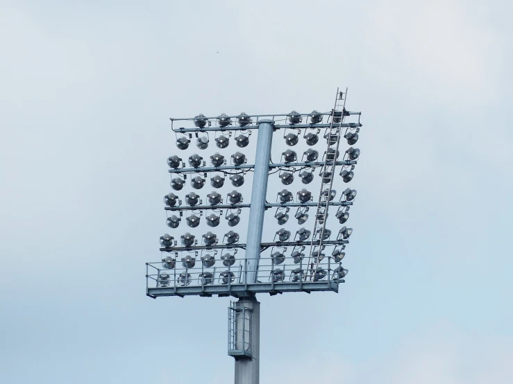 a tall light pole with lots of lights on it, clip stadio, 2 0 0 mm telephoto, osr, bog