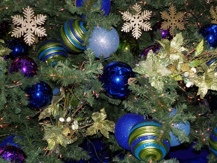 a close up of a christmas tree with ornaments, flickr, cloisonnism, blue and green color scheme, color”