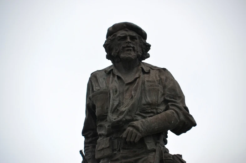 a statue of a man in a military uniform, inspired by José Malhoa, flickr, socialist realism, che guevara, slight overcast lighting, view from bottom to top, wearing a beret