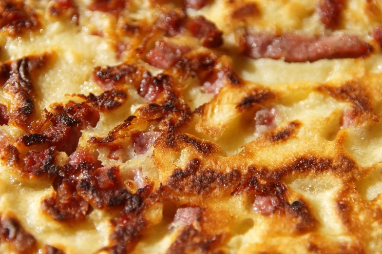 a close up of a pizza with cheese and bacon, by Joe Bowler, baroque, mac and cheese, detailed zoom photo, backpfeifengesicht, mash potatoes