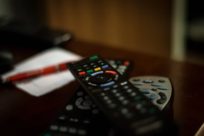 a bunch of remotes are sitting on the table