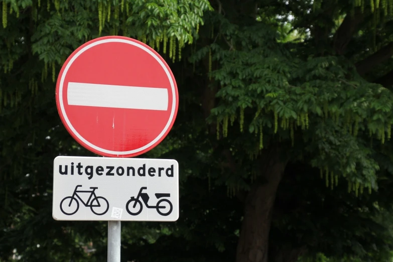 there is a sign with the word in german and bicycles under it