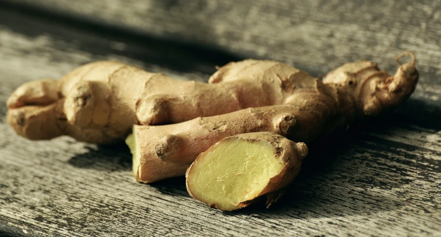 a fresh root of gin is laying on a wooden surface