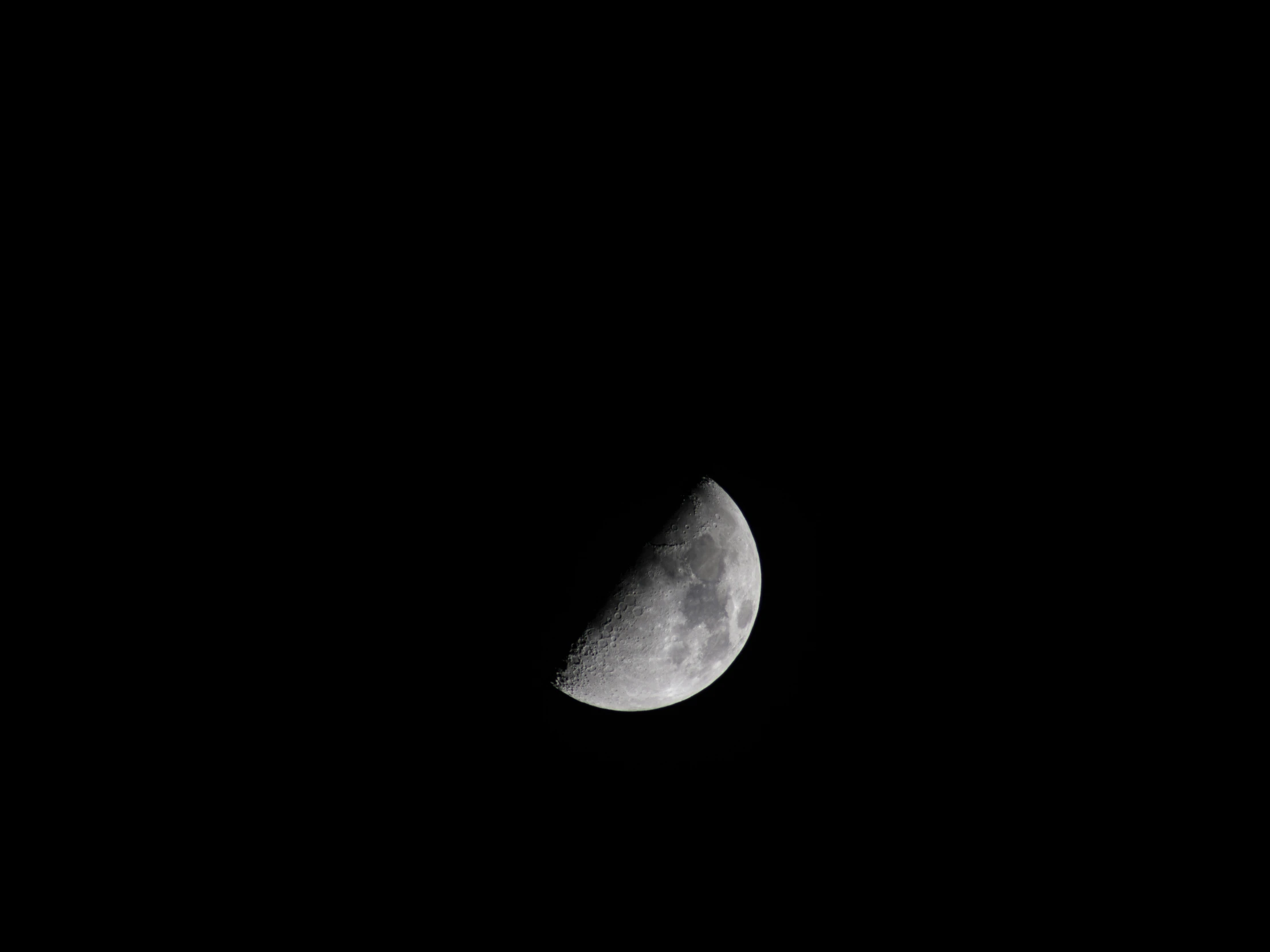 a po of the moon taken from a distance