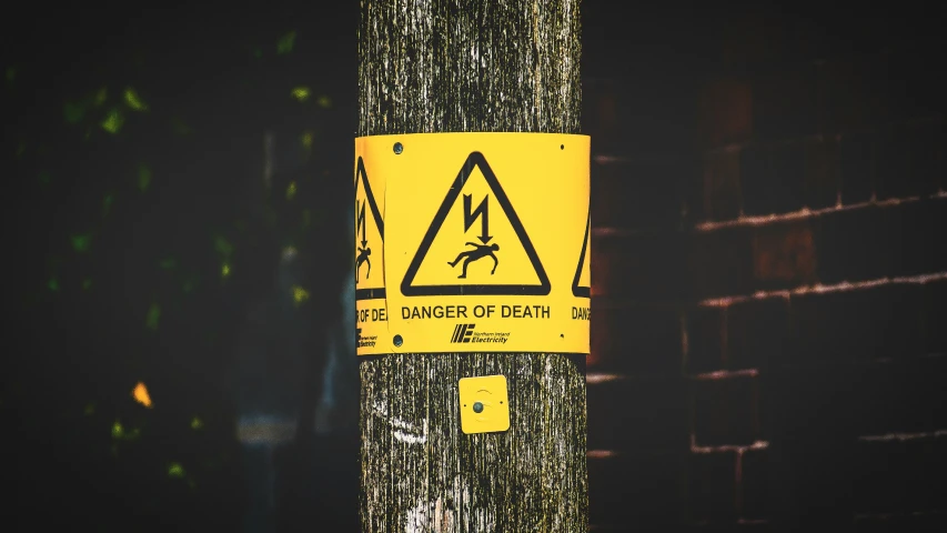 a street sign with the word danger of death on it