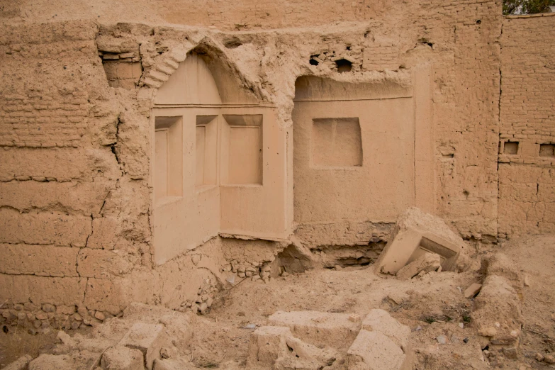 an adobe house is covered in mud and rocks