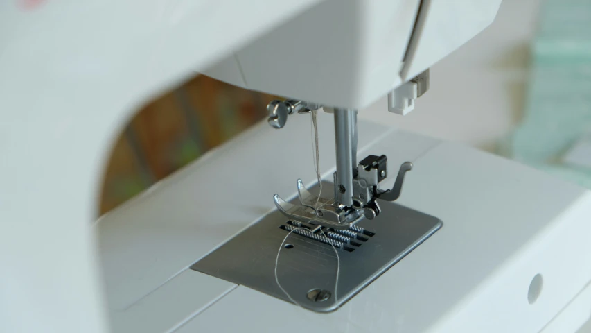 there is a sewing machine with many stitches