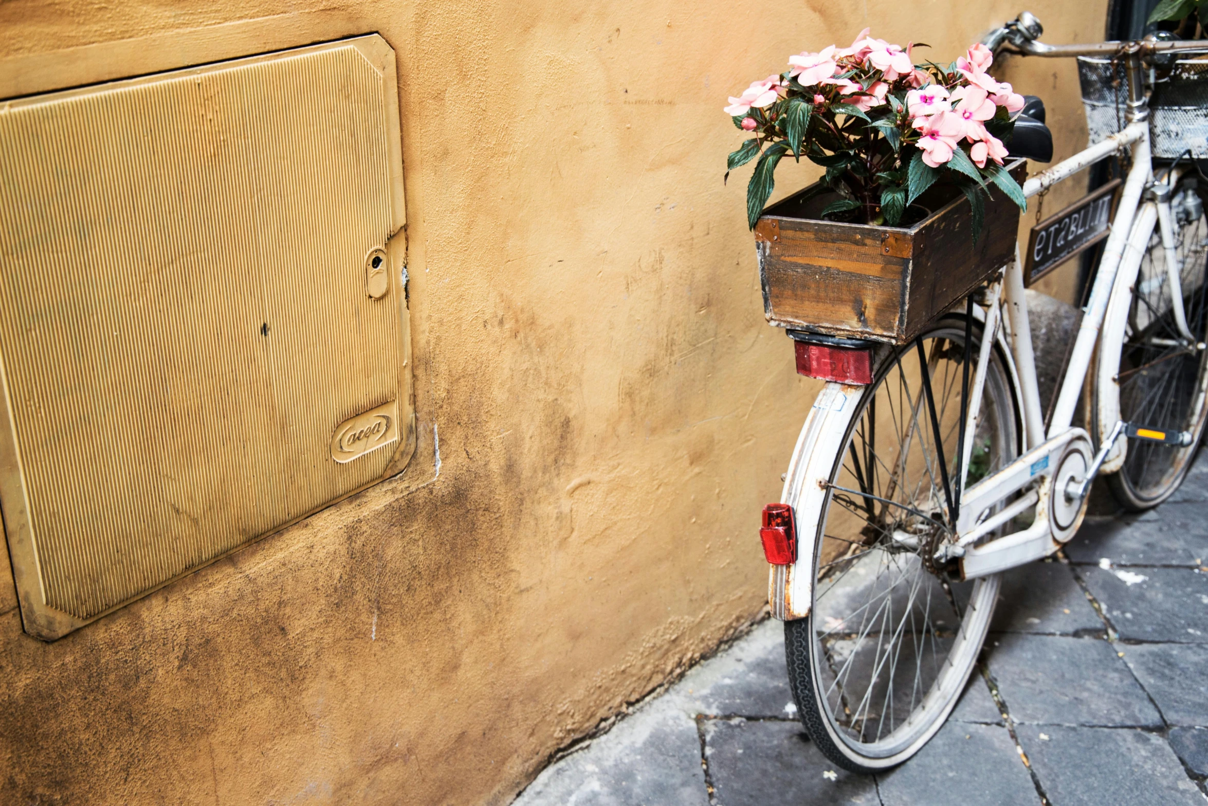 a bicycle that is leaning against a wall