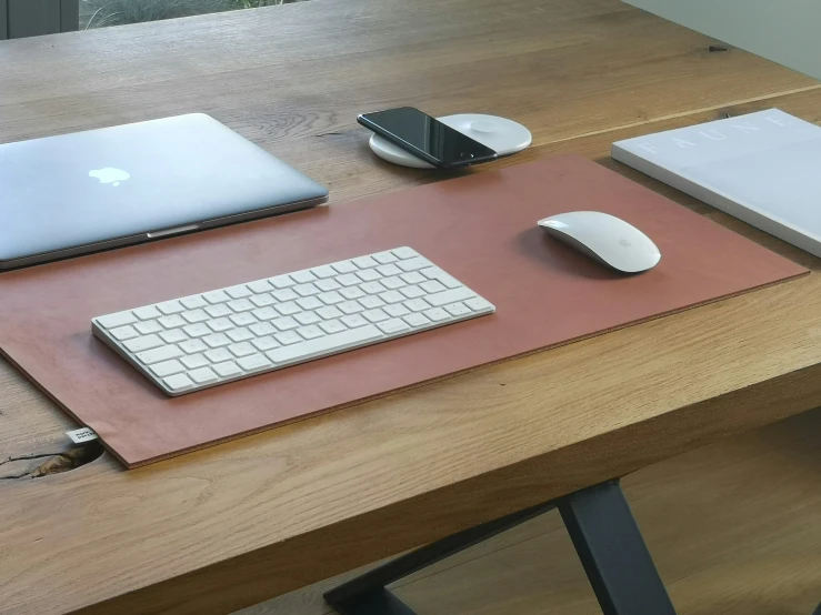 the table has an apple keyboard and mouse in it