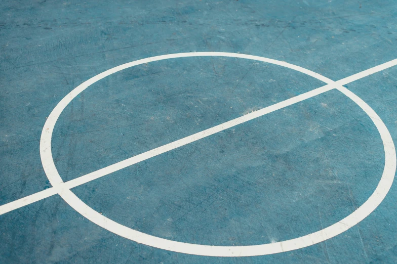 a blue tennis court has a white ring on it