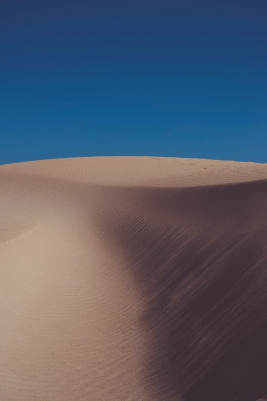 there is a large sand dune on the side of the road