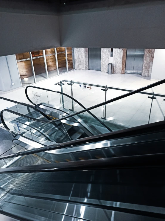 an empty building that has an escalator in it