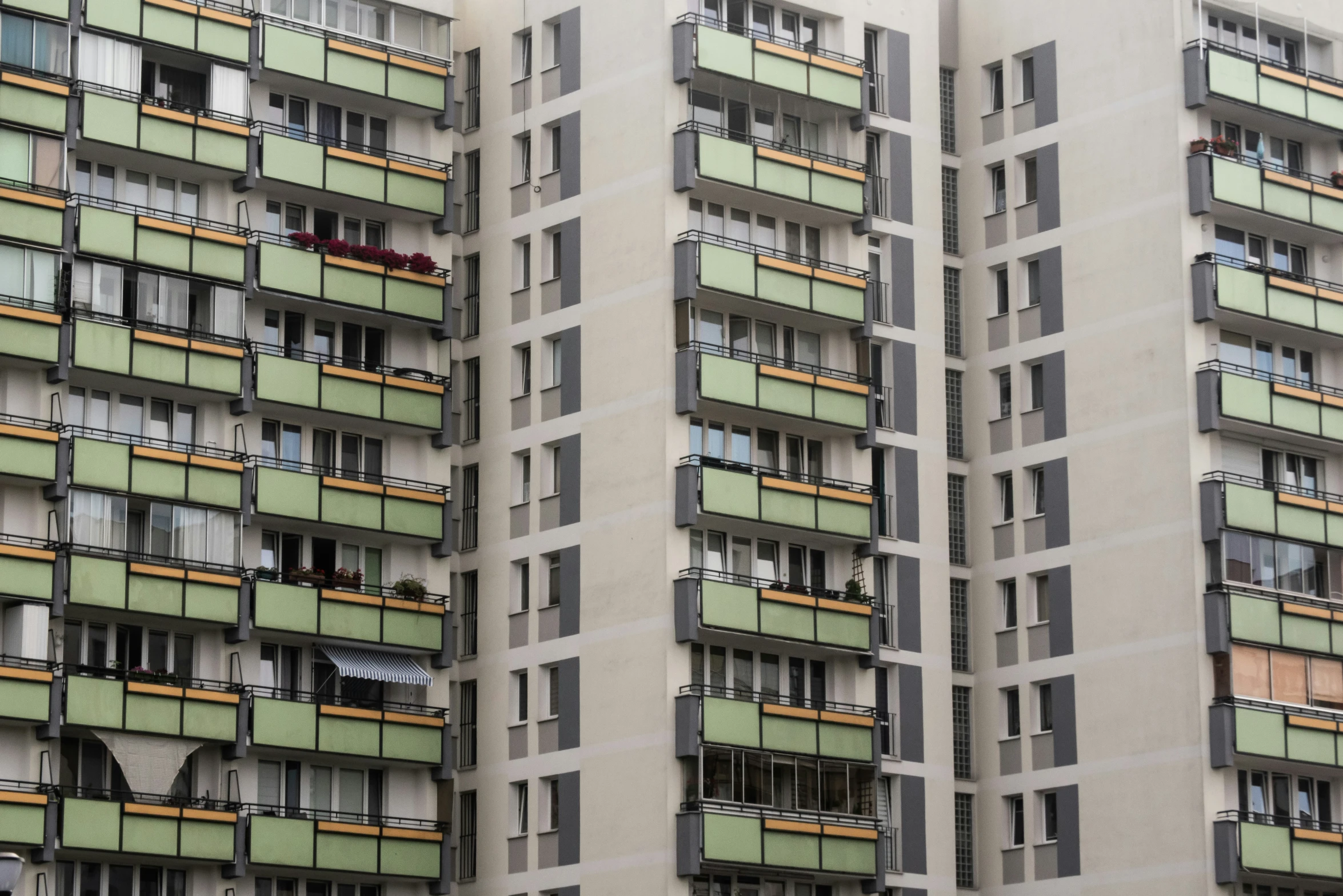 a big building with windows with lots of balconies