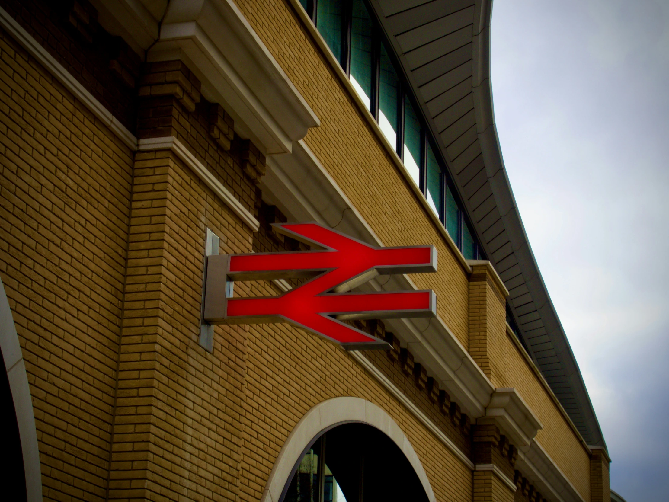 an arrow sign on the side of a building