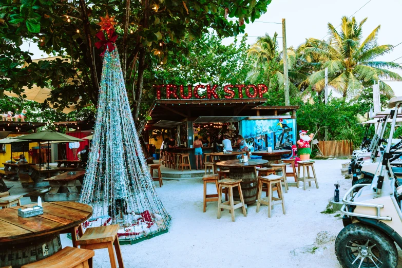 there are many tables and chairs outside at the restaurant