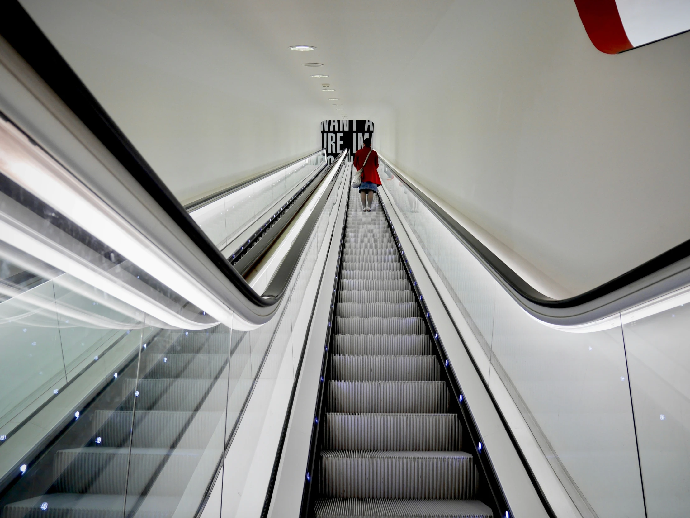 two escalators one with an escalator and the other an escalator