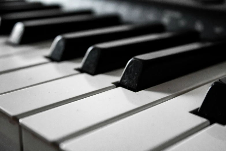 the front and rear ends of a piano