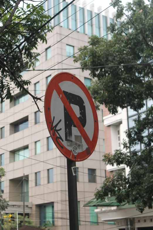 a no right turn sign in front of a city building