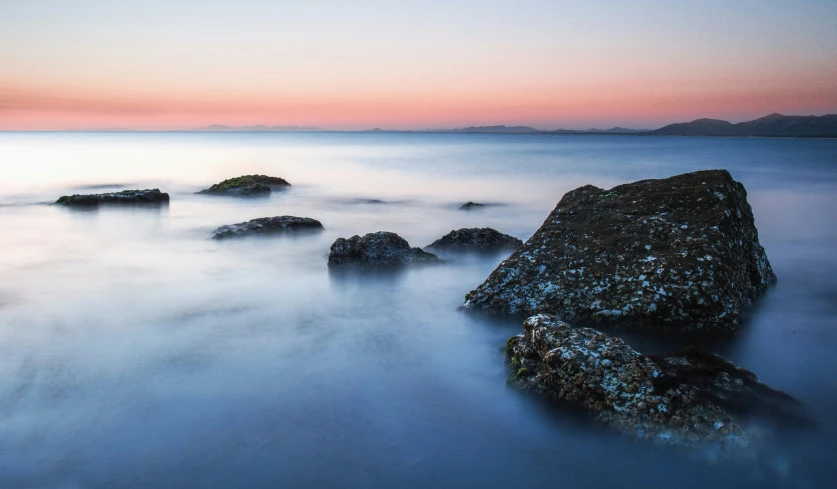 there are many rocks in the water that can be seen