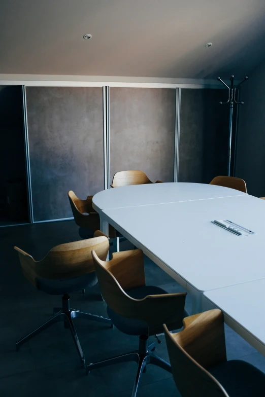 there are chairs around a table to get some discussion