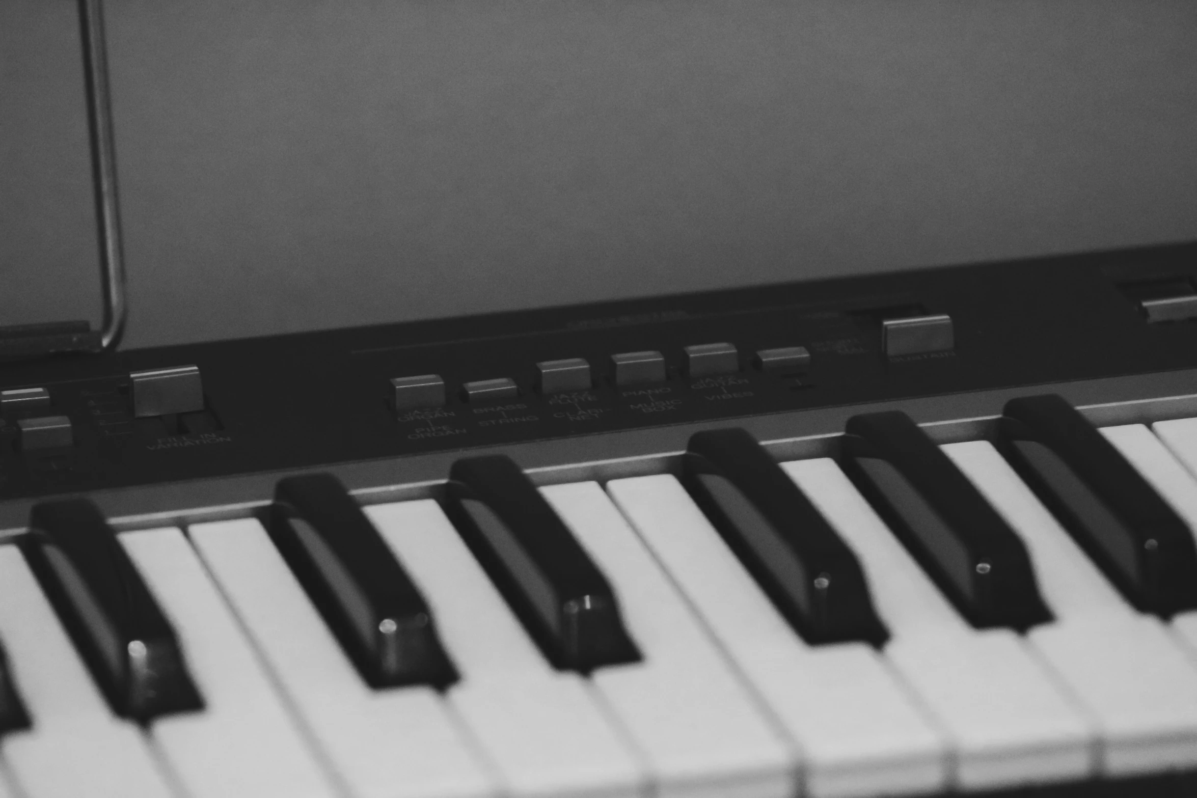 a close - up po of an electronic piano keyboard