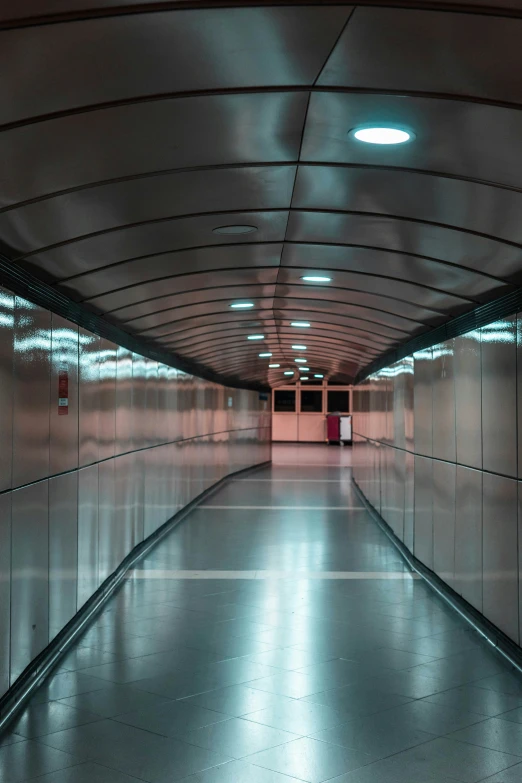 an empty tunnel with no people in it