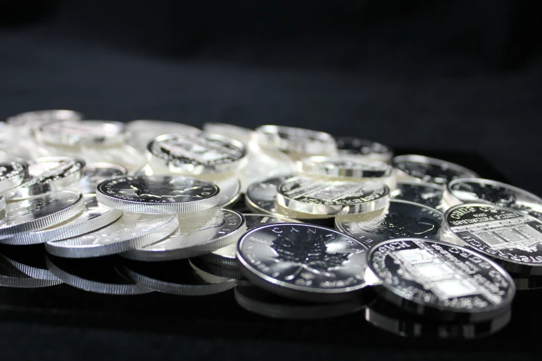 an array of one pound coin sitting on top of a table