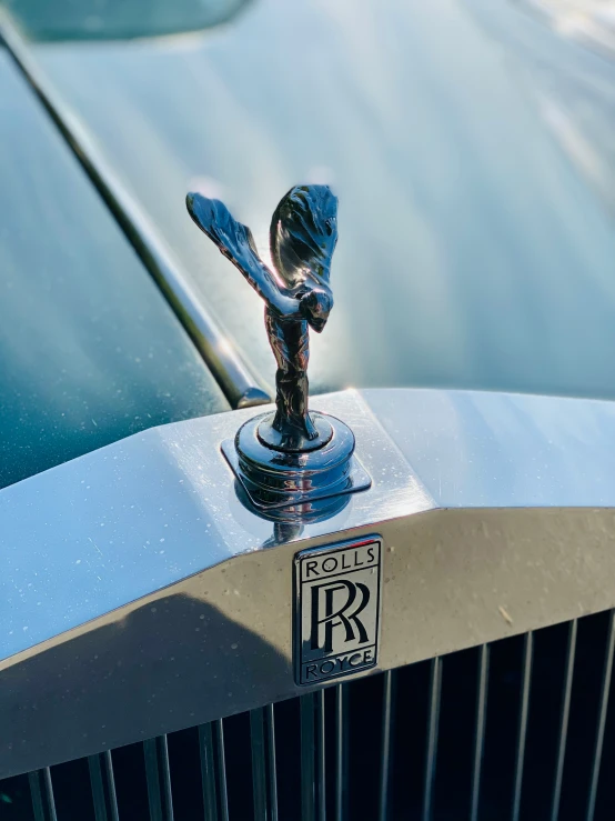 a close up s of the front part of a rolls royce logo on the hood ornament